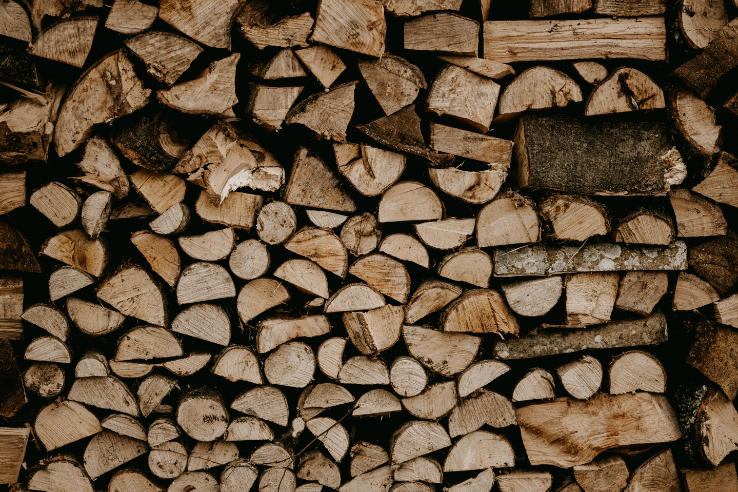 Czy warto zainwestować w łuparkę do drewna?